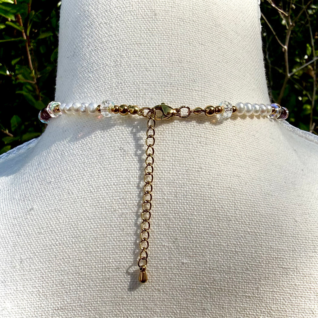 Pearl and gold chain choker necklace on a mannequin bust.